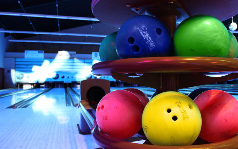 Bowling Alley in Moselle Faces Accusations of Discrimination Against Veiled Muslim Women