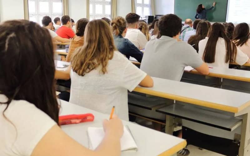 Catalonia Expands Arabic Education, Sparks Debate Over Language Priorities in Schools