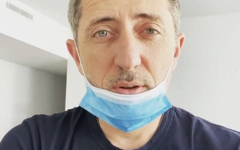 Comedian Gad Elmaleh Demonstrates Proper Mask-Wearing in Viral Video Amid COVID Concerns