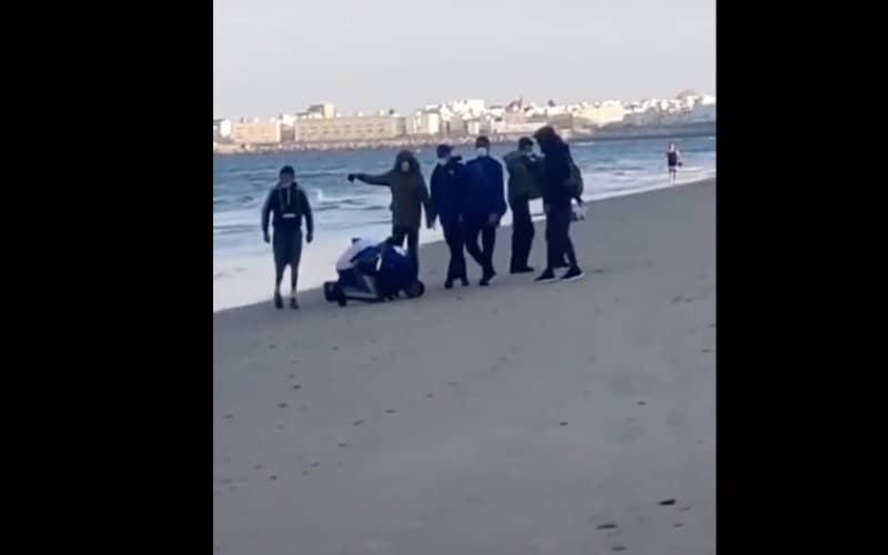 Dozens of Moroccan Migrants Reach Spanish Coast in Cadiz, Celebrate on Beach
