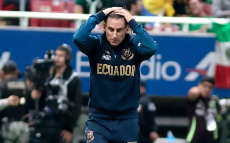 The Ecuador coach announces the color before facing Morocco