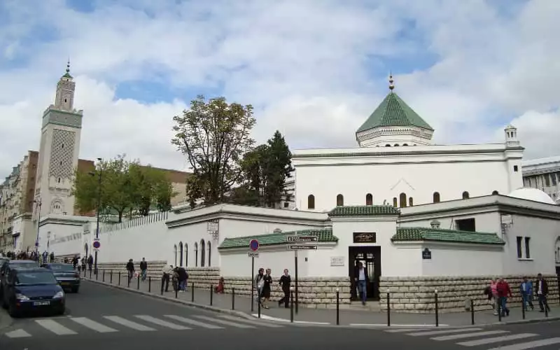 False Bomb Threats Target Paris Grand Mosque, Police Investigate