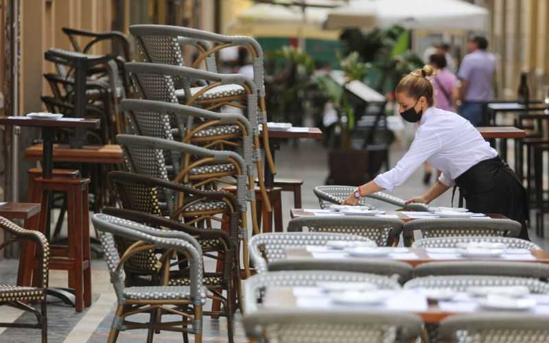 Far-Right Vox Party Opposes Moroccan Workers in Andalusian Hotels Amid Labor Shortage