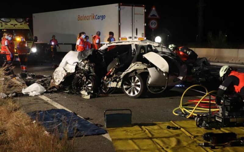 Fatal Crash in Majorca: 3 Young Adults Killed in Collision with Truck
