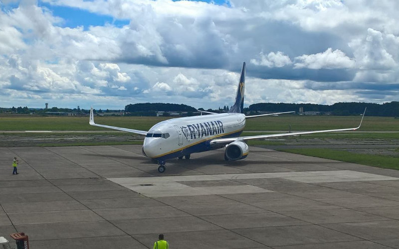Fog Forces Ryanair Flight to Divert, Stranding Passengers in Tours
