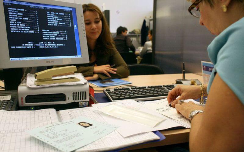 France Extends Residence Permits by 3 Months Amid Coronavirus Crisis