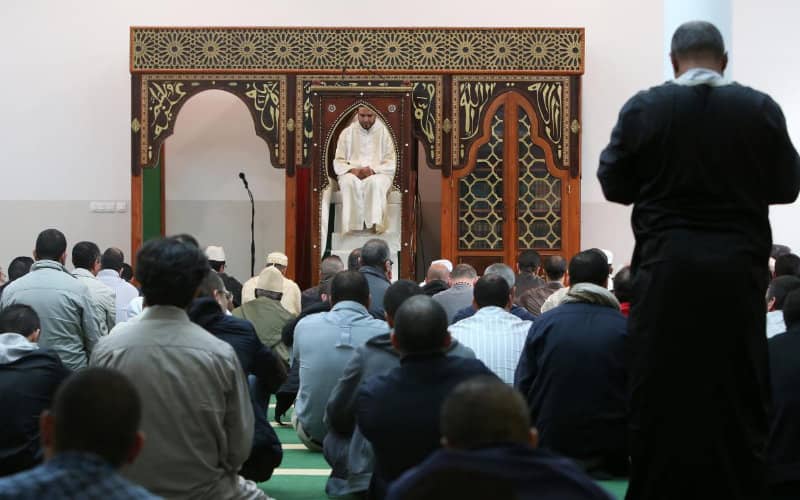 France Tightens COVID-19 Restrictions for Mosques and Places of Worship