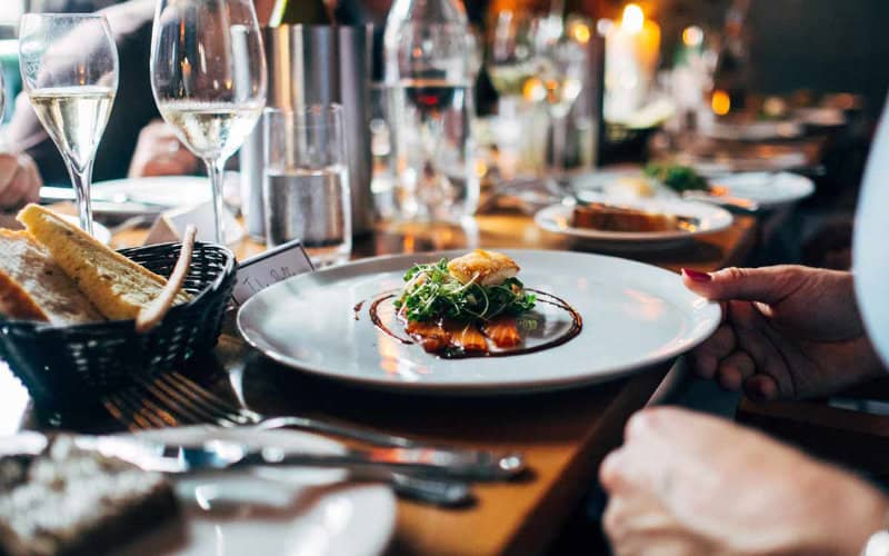 French Hospitality Sector Eyes Moroccan Workers to Fill Staff Shortages