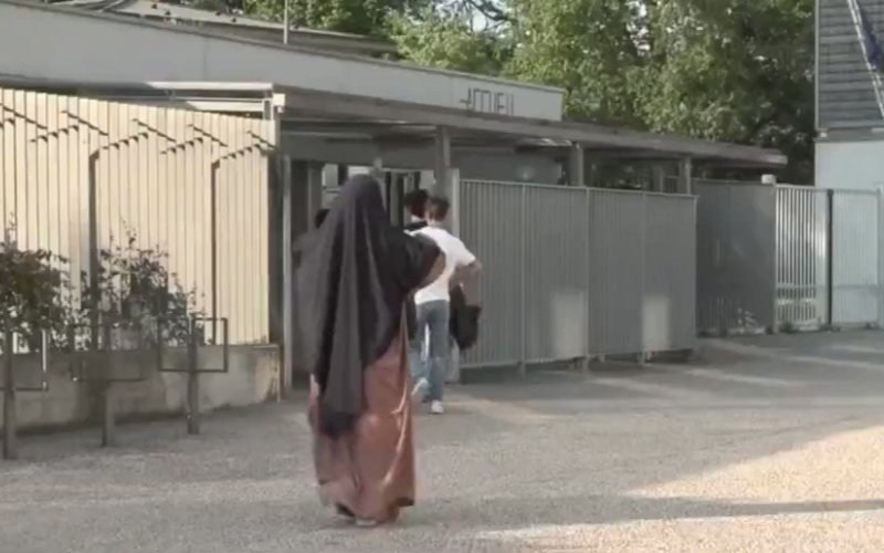 French Muslim Council: Abaya Not a Religious Symbol in Schools Debate
