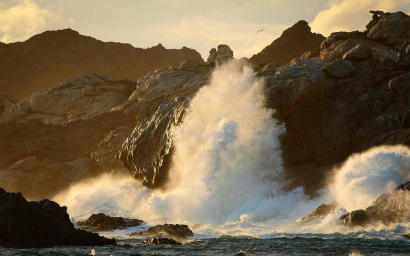 Giant Waves Threaten Moroccan Coast, Authorities Issue Alert