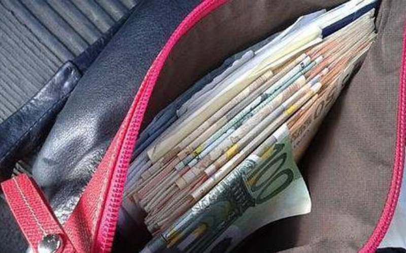 Good Samaritan Returns Lost Bag with $2,500 to Moroccan Traveler in Granada