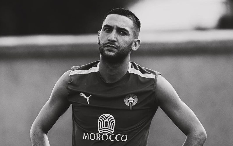 Hakim Ziyech wins his arm wrestling against Galatasaray