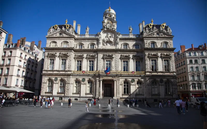 Having come to France as a volunteer, this Moroccan woman lands a permanent contract… then receives an OQTF