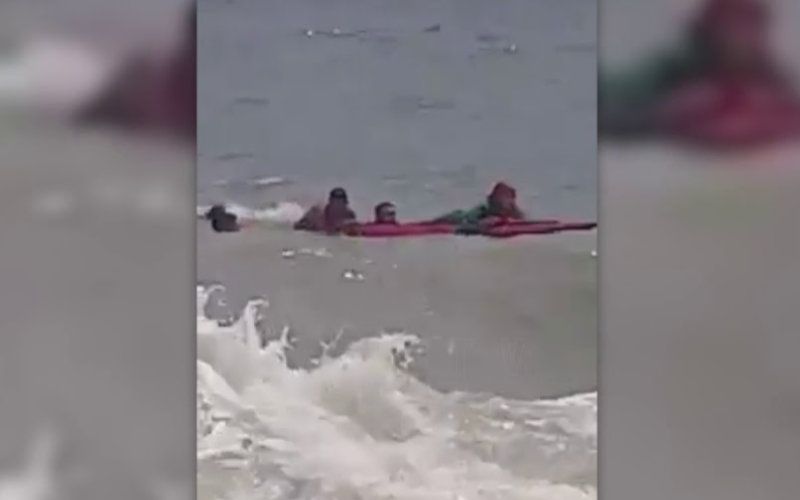 Heroic Rescue: Swimmer Braves Dangerous Waves to Save Young Girl off Spanish Coast