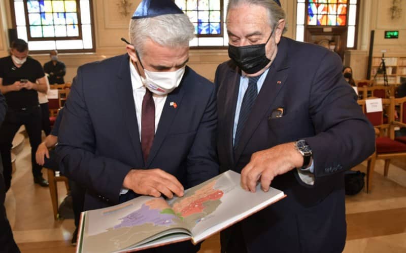 Israeli Foreign Minister Lapid Visits Historic Casablanca Synagogue, Honors Moroccan Royalty