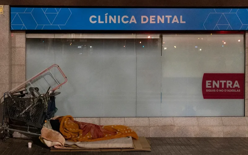 I've been sleeping outside for 20 years": the journey of Ahmed, a Moroccan lost in the streets of Barcelona