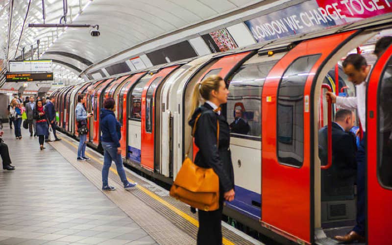 London Scam Ring Targets Migrants with Fake Work Contracts, Authorities Investigate