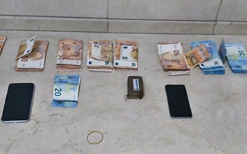 Malaga Police Seize €10,000 and Hashish in Vehicle Stop, Two Arrested