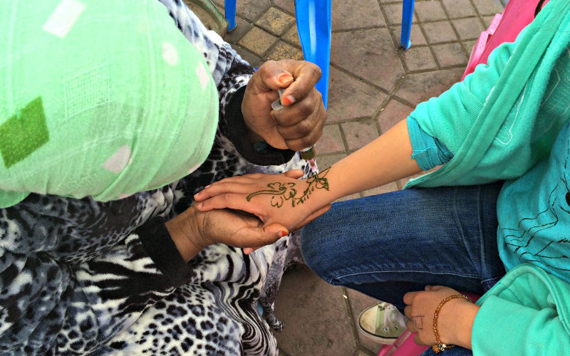 Marrakech's Jemaa el-Fna Square: Henna Artists' Aggressive Tactics Alarm Tourists