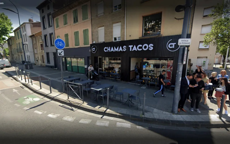 Misspelled Sign Sparks Controversy: Halal Restaurant Mistaken for Hamas Reference