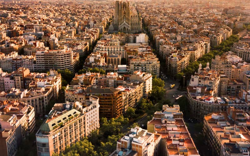 Moroccan Buyers Lead Surge in Foreign Real Estate Purchases in Catalonia