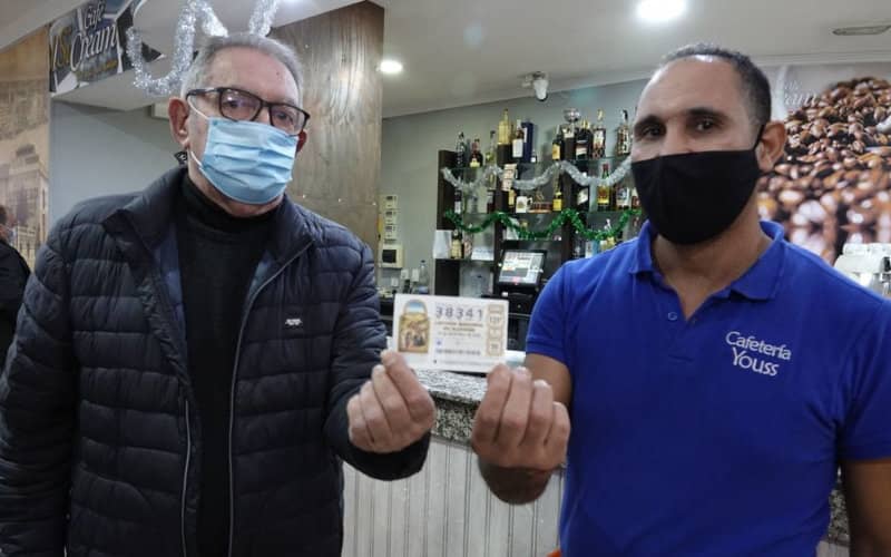 Moroccan Café Owner Returns Customer's Lost €20,000 Lottery Ticket in Spain