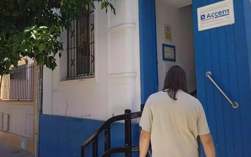 Moroccan Cancer Patient Receives Care in Seville After Asylum Rejection