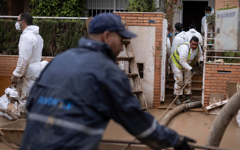 Moroccan Civil Protection Teams Aid Valencia's Recovery After Storm