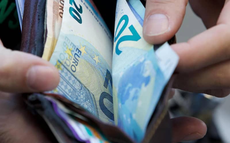 Moroccan Diaspora Remittances Dip 9.7%, Still Outpace Pre-2021 Levels