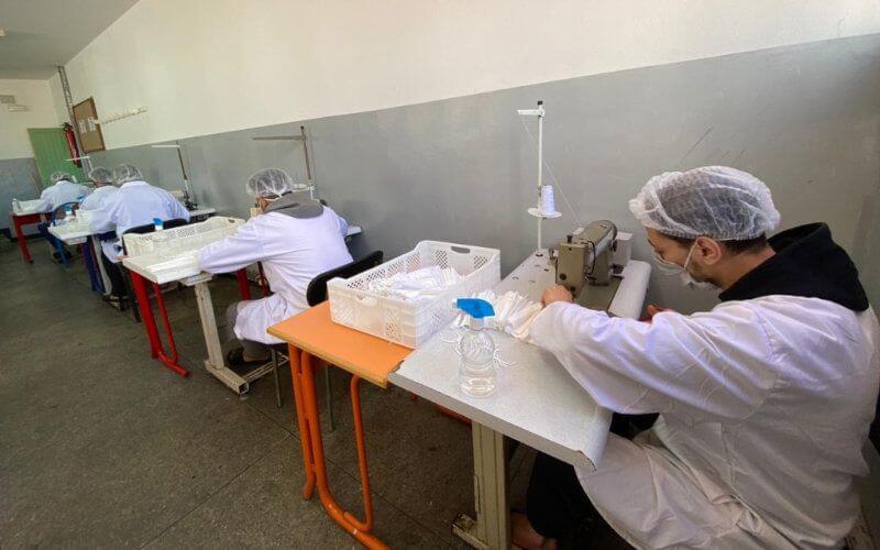 Moroccan Inmates Produce 20,000 Face Masks Daily in Prison Initiative to Combat COVID-19