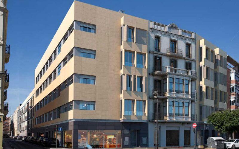 Moroccan Man Critically Injured in Fall from Palma Apartment Balcony