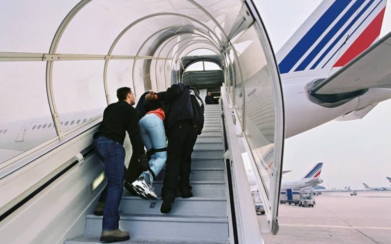 Moroccan Man Resists Deportation at Paris Airport, Returned to Detention in Brittany