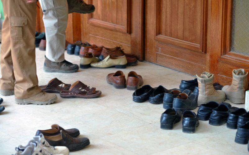 Moroccan Man Sentenced to One Year in Prison for Stealing Sandals from Mosque