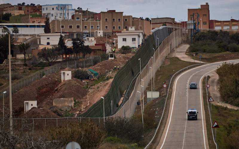 Moroccan Migrant Enters Spanish Enclave of Melilla Using Paraglider, Evading Border Fence