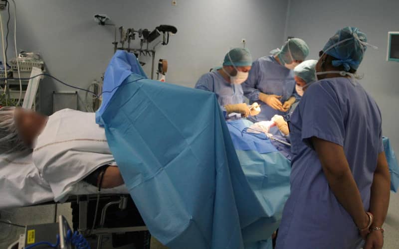 Moroccan Surgeons Perform Groundbreaking Double Knee Replacement on Nigerian Patient