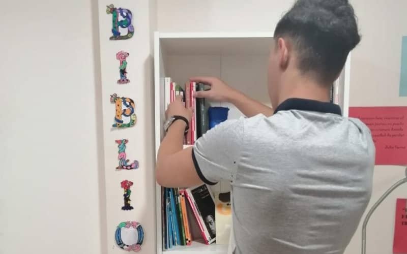 Moroccan Teen Migrant Praised for Returning Lost Wallet with Cash to Police in Spain