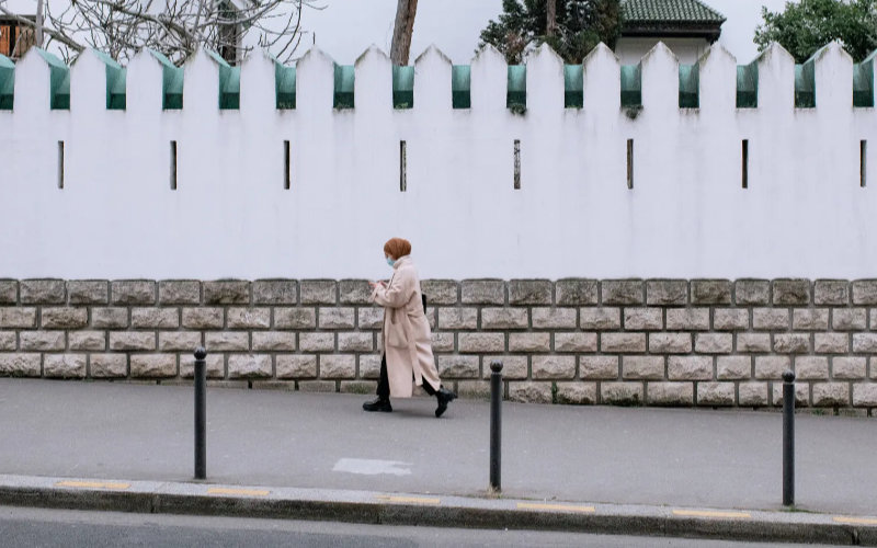 Muslim Professionals Leaving France Amid Rising Discrimination, Mosque Leader Warns