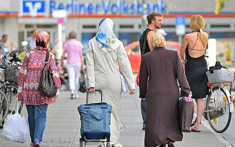 Over 26,000 Moroccans Emigrate for Work in 2023, Government Reports