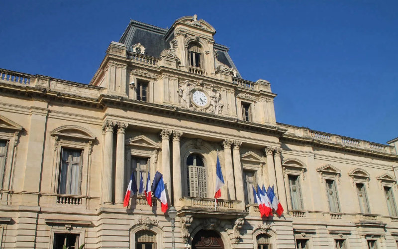 Prefecture Employee Accused of Selling Residence Permits to Drug Traffickers