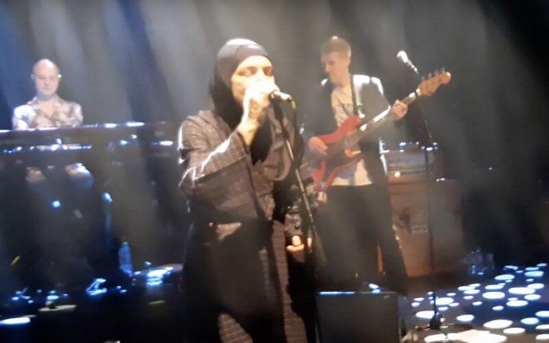Sinead O'Connor Performs in Hijab, Embraces Islamic Faith on London Stage