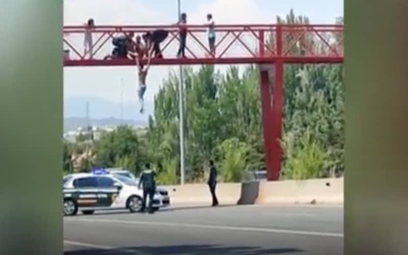 Spanish Civil Guard Rescues Moroccan Man Attempting Bridge Jump in Madrid
