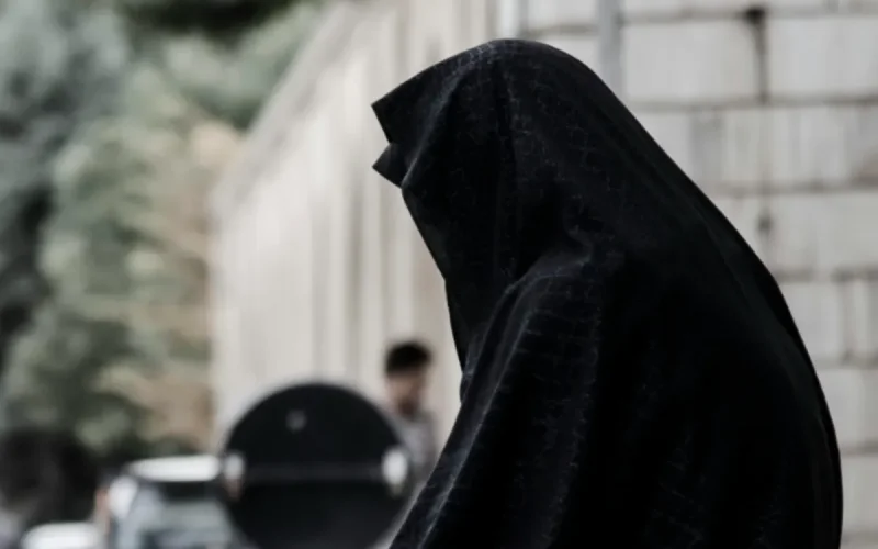 Tangier: Under her niqab, she robs a retiree of 50,000 dirhams