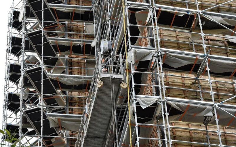 Tragic Construction Accident in Paris Suburb Claims Lives of Two Undocumented Workers