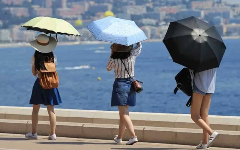 Unseasonable Heat Wave Sweeps France as Moroccan Air Mass Pushes North