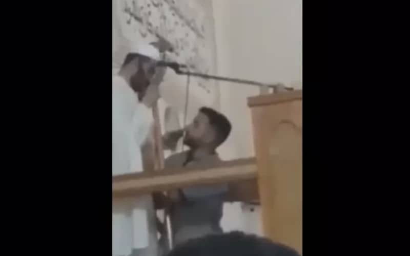 Viral Video Falsely Claims Moroccan Imam Died During Friday Sermon