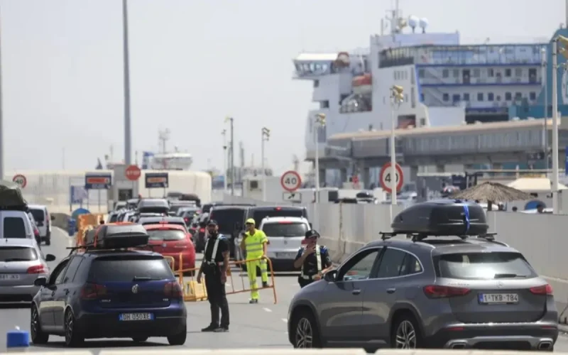On the way to Tangier, their car plunges into the Port of Algeciras: two women die