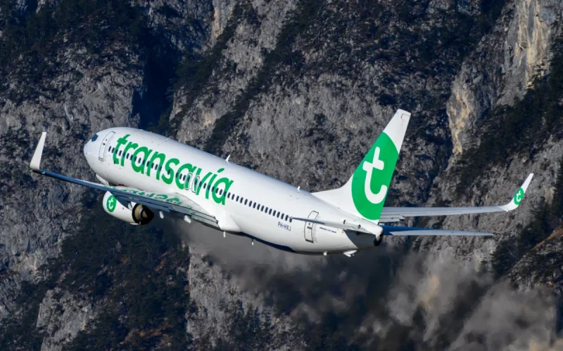 The windshield of a Biarritz-Marrakech plane cracks mid-flight